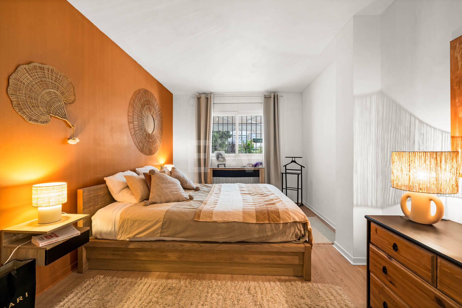 Elegante 4-Schlafzimmer-Wohnung, fußläufig zu Annehmlichkeiten und Puerto Banús