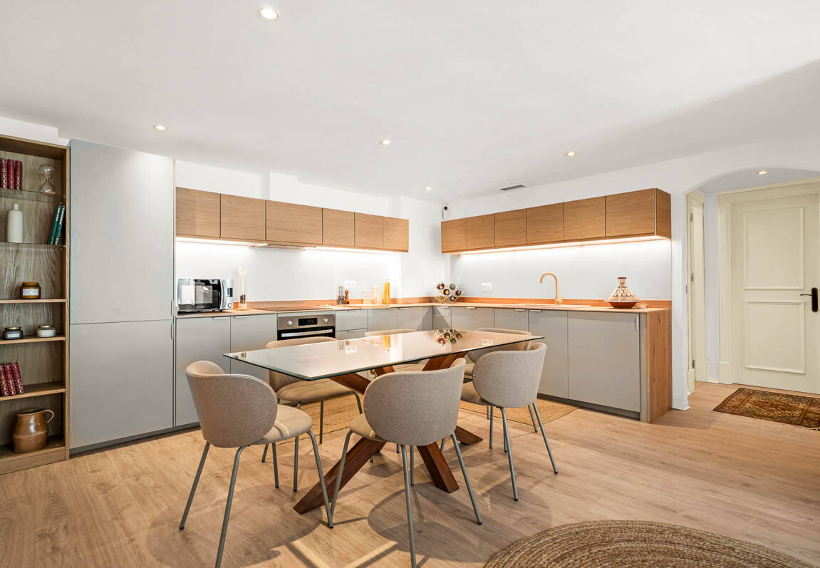 Elegante 4-Schlafzimmer-Wohnung, fußläufig zu Annehmlichkeiten und Puerto Banús