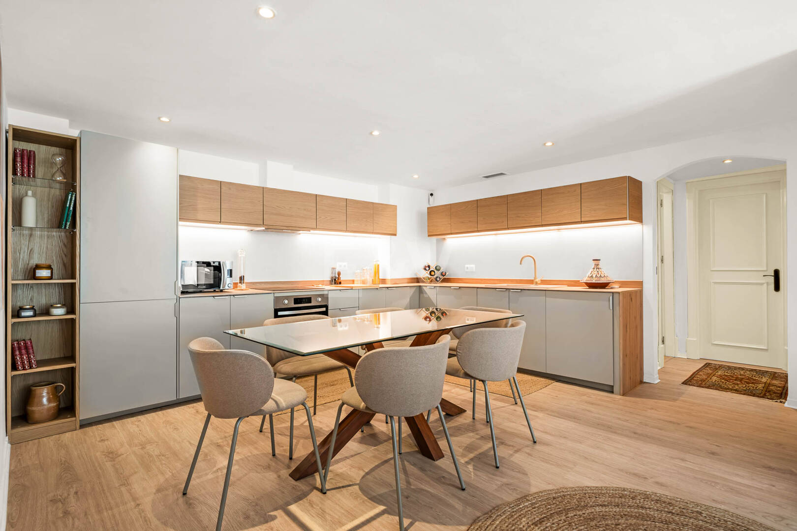 Elegante 4-Schlafzimmer-Wohnung, fußläufig zu Annehmlichkeiten und Puerto Banús