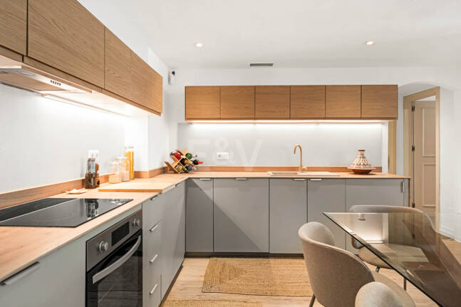 Elegante 4-Schlafzimmer-Wohnung, fußläufig zu Annehmlichkeiten und Puerto Banús