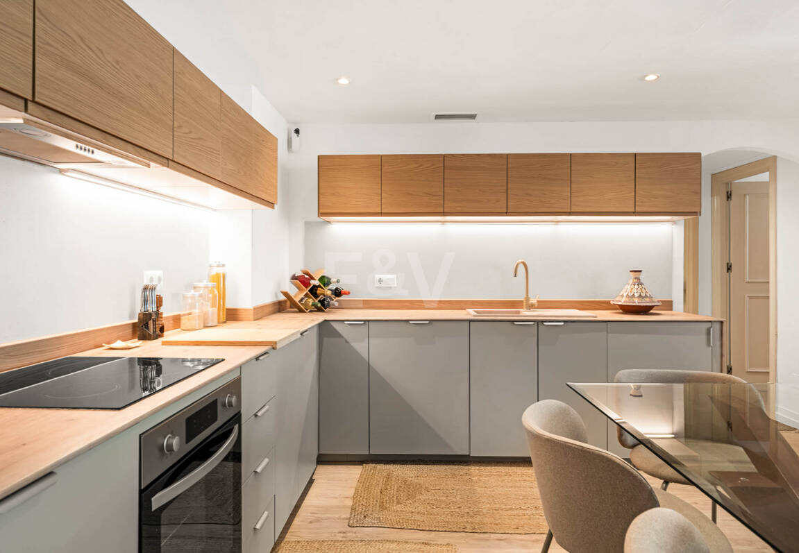 Elegante 4-Schlafzimmer-Wohnung, fußläufig zu Annehmlichkeiten und Puerto Banús