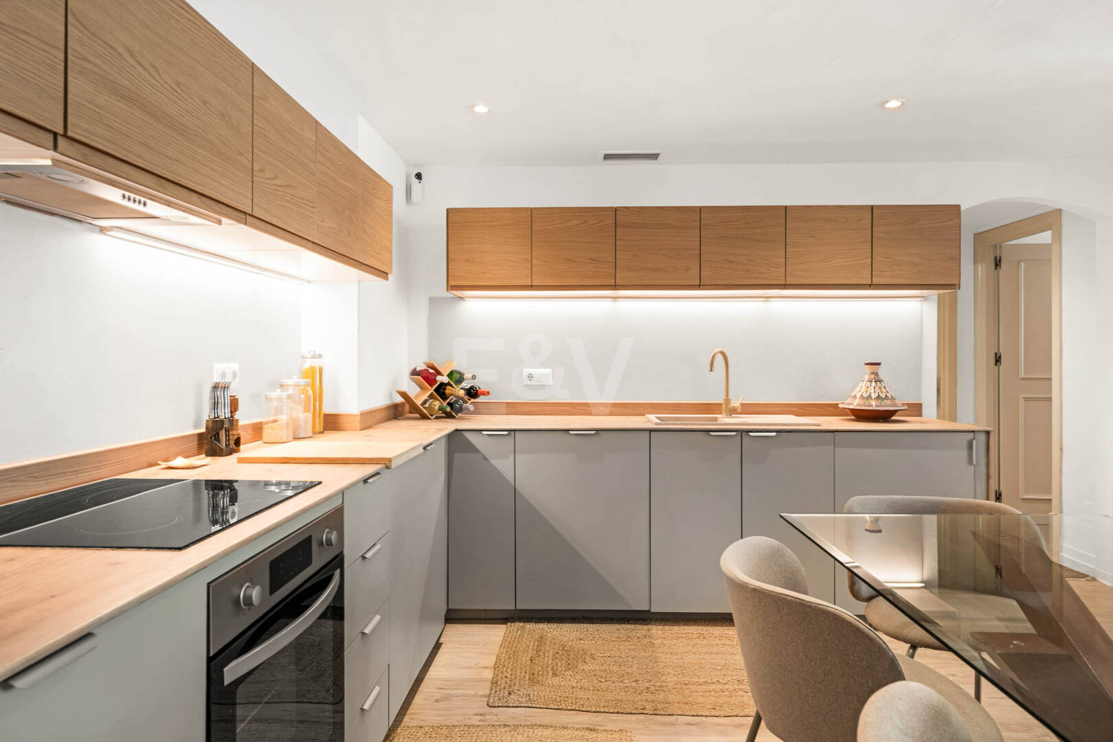 Elegante 4-Schlafzimmer-Wohnung, fußläufig zu Annehmlichkeiten und Puerto Banús