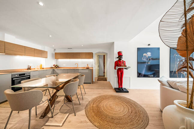 Elegante 4-Schlafzimmer-Wohnung, fußläufig zu Annehmlichkeiten und Puerto Banús