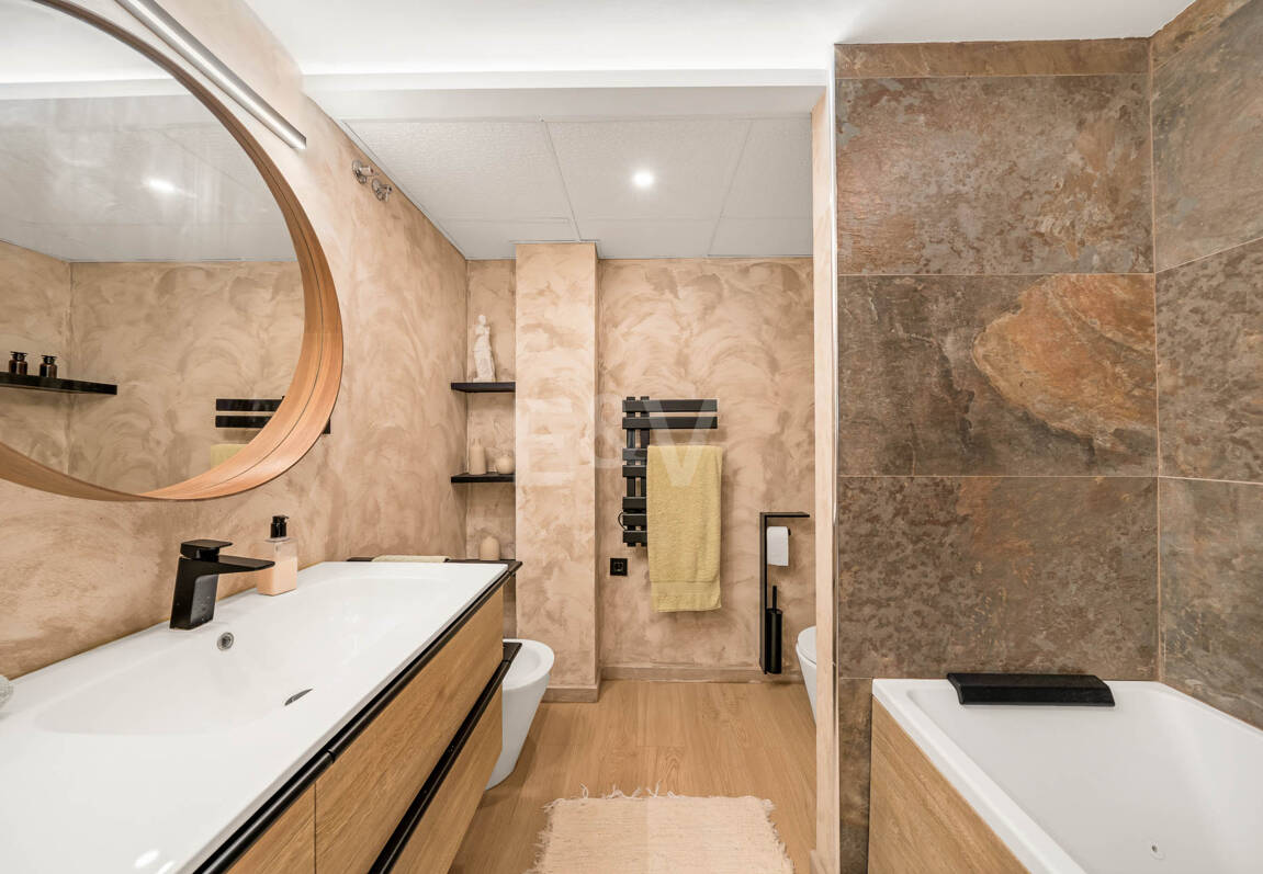 Elegante 4-Schlafzimmer-Wohnung, fußläufig zu Annehmlichkeiten und Puerto Banús