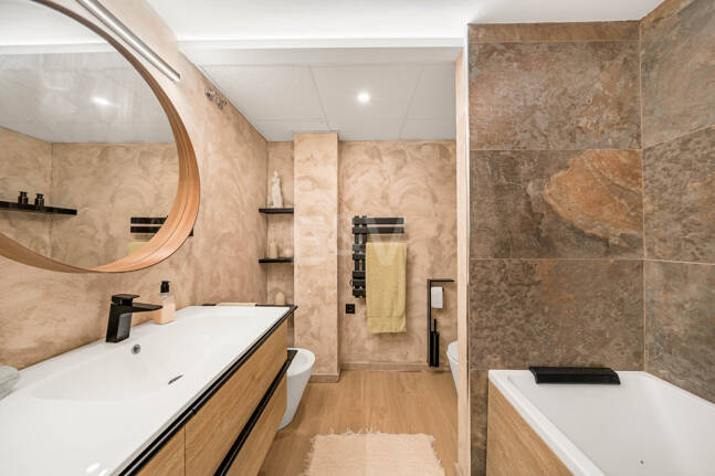 Elegante 4-Schlafzimmer-Wohnung, fußläufig zu Annehmlichkeiten und Puerto Banús