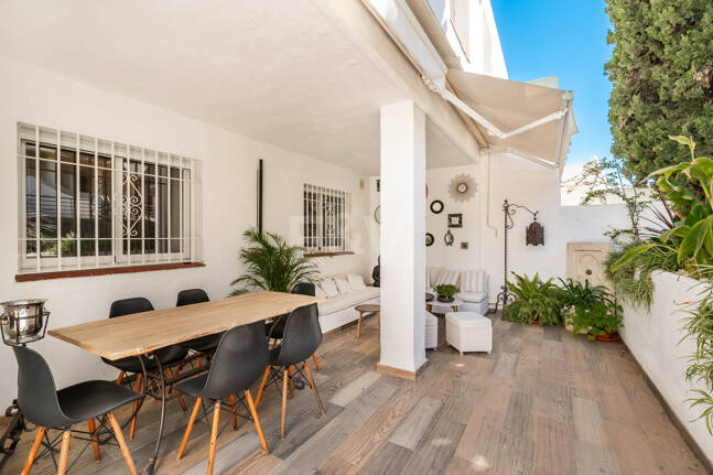 Elegante 4-Schlafzimmer-Wohnung, fußläufig zu Annehmlichkeiten und Puerto Banús