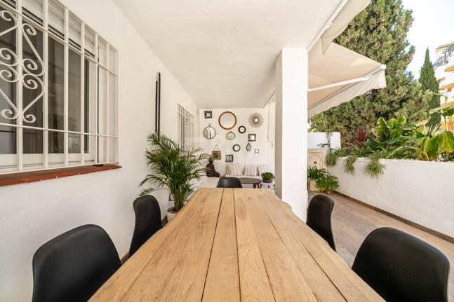 Elegante 4-Schlafzimmer-Wohnung, fußläufig zu Annehmlichkeiten und Puerto Banús