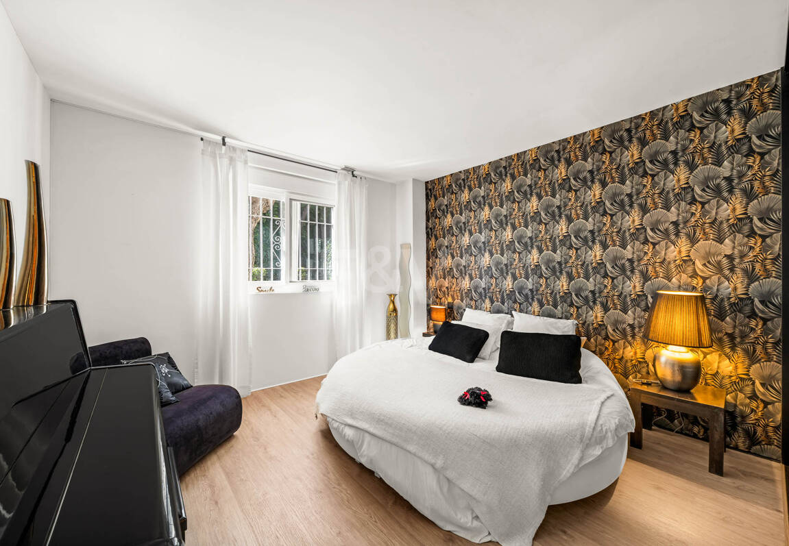 Elegante 4-Schlafzimmer-Wohnung, fußläufig zu Annehmlichkeiten und Puerto Banús