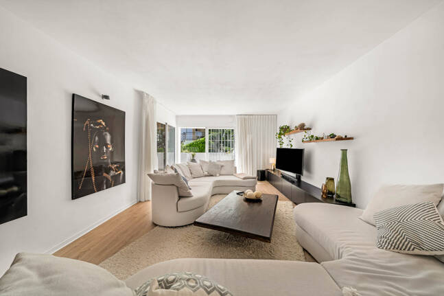 Elegante 4-Schlafzimmer-Wohnung, fußläufig zu Annehmlichkeiten und Puerto Banús