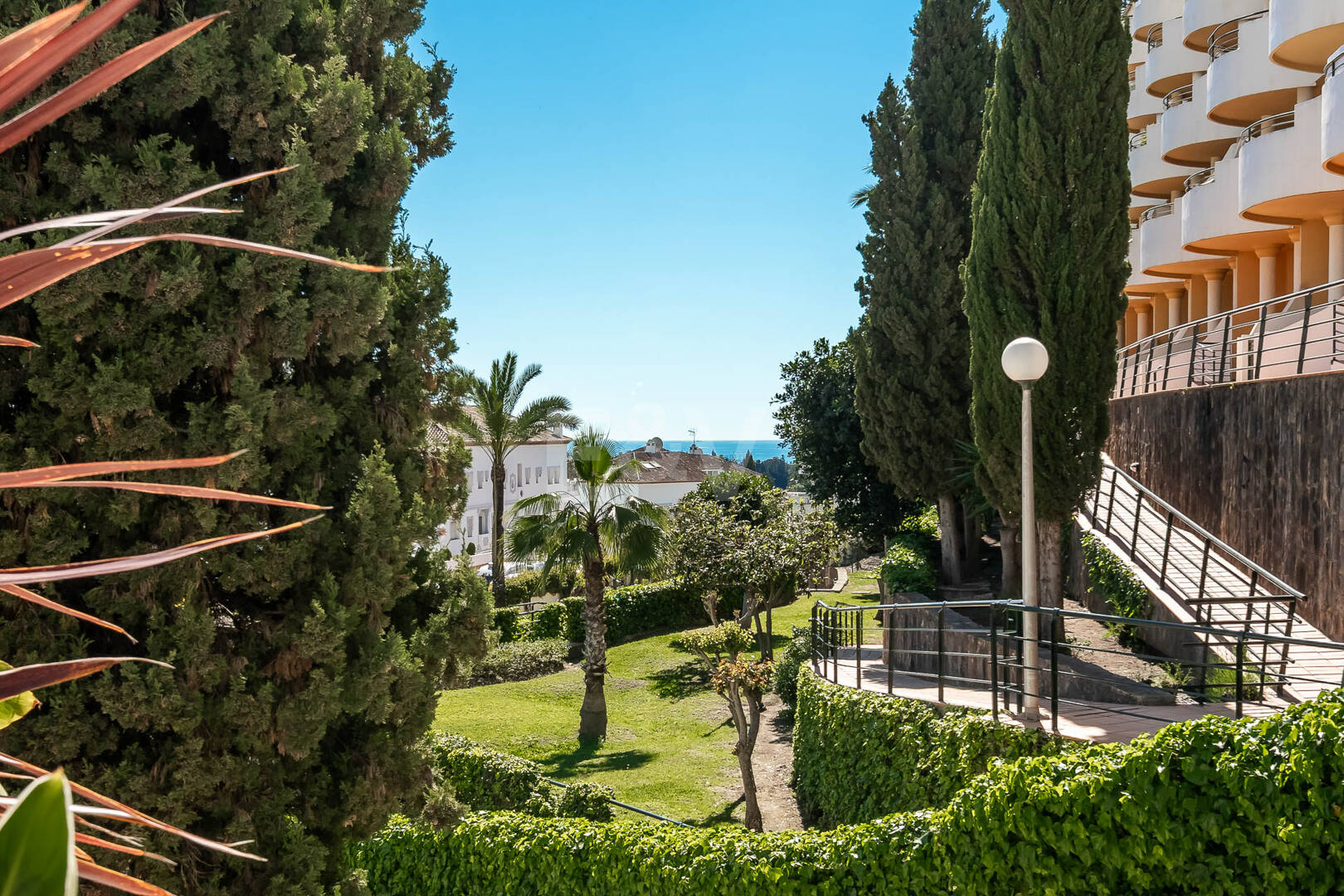 Elegante 4-Schlafzimmer-Wohnung, fußläufig zu Annehmlichkeiten und Puerto Banús