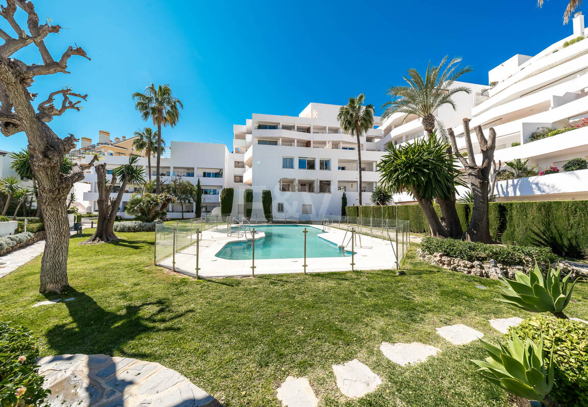 Elegante 4-Schlafzimmer-Wohnung, fußläufig zu Annehmlichkeiten und Puerto Banús