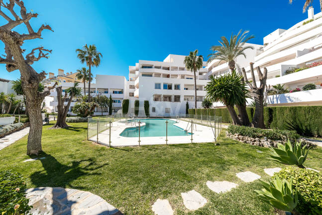 Elegante 4-Schlafzimmer-Wohnung, fußläufig zu Annehmlichkeiten und Puerto Banús