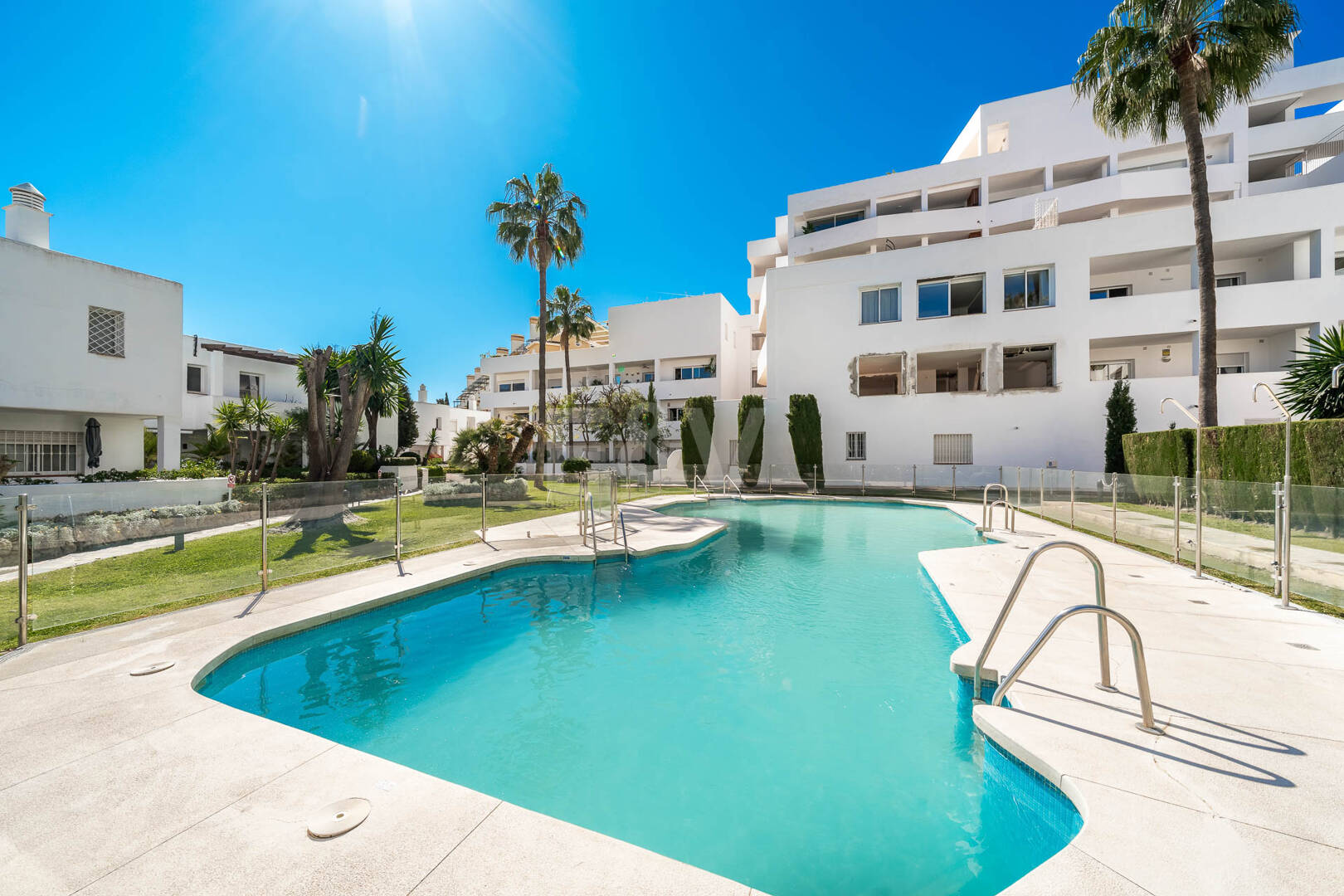 Elegante 4-Schlafzimmer-Wohnung, fußläufig zu Annehmlichkeiten und Puerto Banús