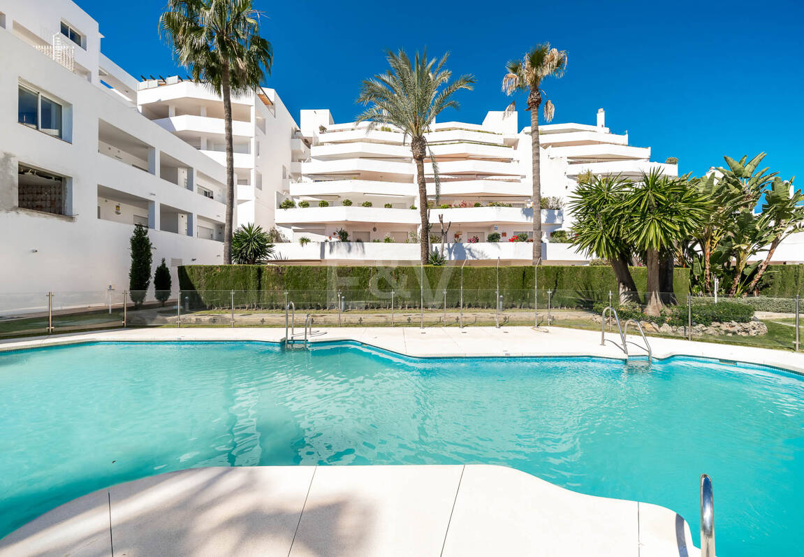 Elegante 4-Schlafzimmer-Wohnung, fußläufig zu Annehmlichkeiten und Puerto Banús