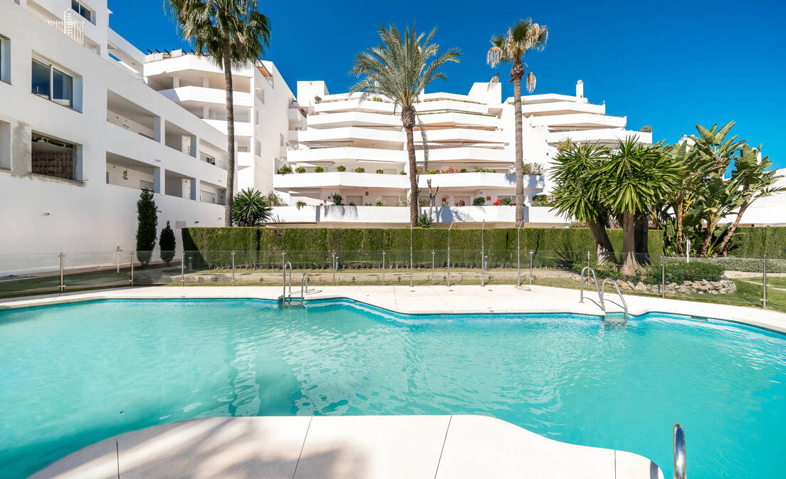 Elegante apartamento de 4 dormitorios a poca distancia a pie de servicios y Puerto Banús