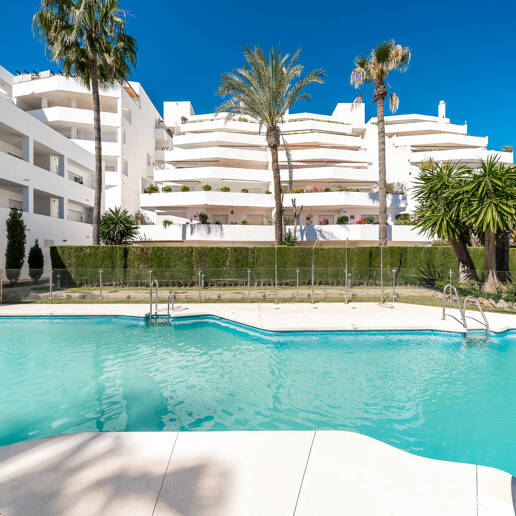 Elegante 4-Schlafzimmer-Wohnung, fußläufig zu Annehmlichkeiten und Puerto Banús