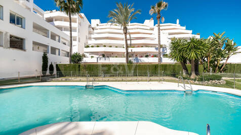 Elegante 4-Schlafzimmer-Wohnung, fußläufig zu Annehmlichkeiten und Puerto Banús