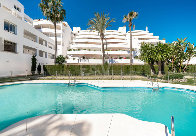 Elegante 4-Schlafzimmer-Wohnung, fußläufig zu Annehmlichkeiten und Puerto Banús