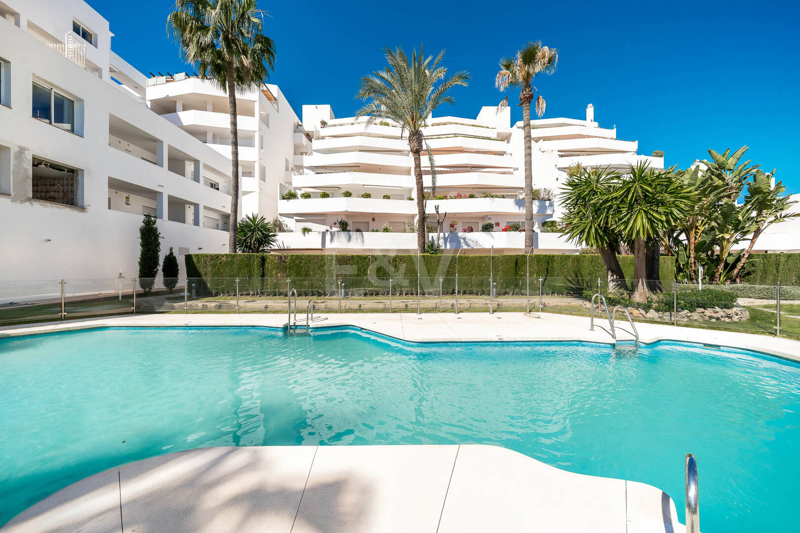 Elegante 4-Schlafzimmer-Wohnung, fußläufig zu Annehmlichkeiten und Puerto Banús