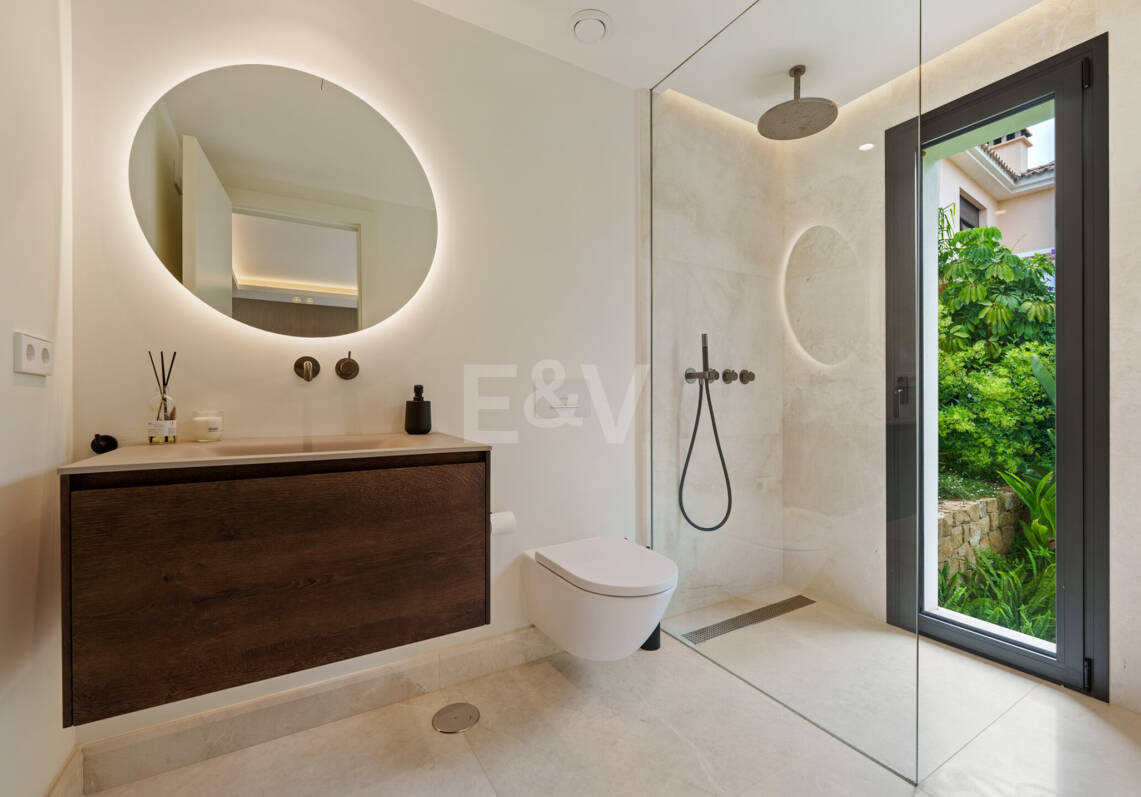 Ein Fünf-Zimmer-Meisterwerk im Golf Valley, Las Brisas