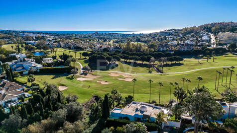 Moderne andalusische Villa, erhöht, mit minimalistischem Boho-Stil und malerischer Aussicht