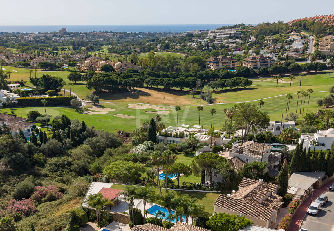 Moderna villa andaluza que destaca por su estilo bohemio minimalista y sus preciosas vistas en Nueva Andalucía