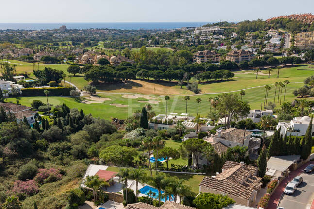 Moderna villa andaluza que destaca por su estilo bohemio minimalista y sus preciosas vistas en Nueva Andalucía