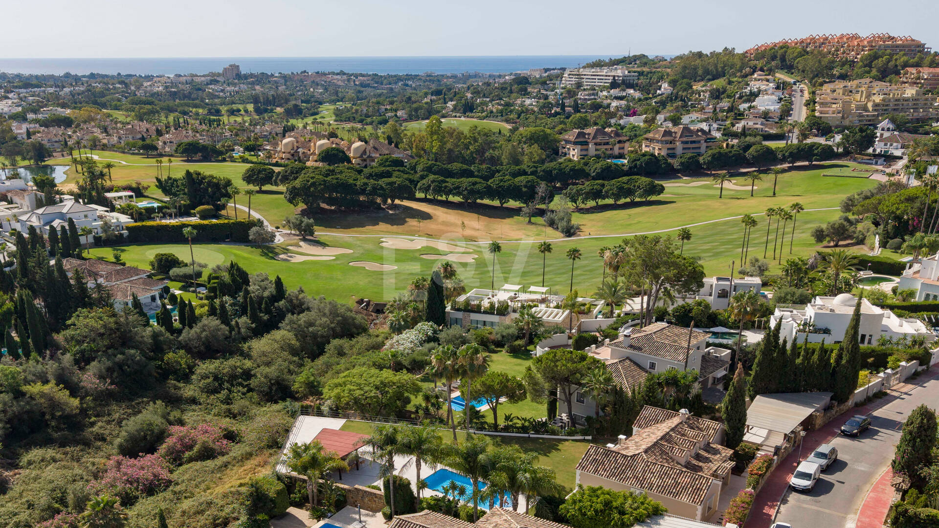 Moderna villa andaluza que destaca por su estilo bohemio minimalista y sus preciosas vistas en Nueva Andalucía