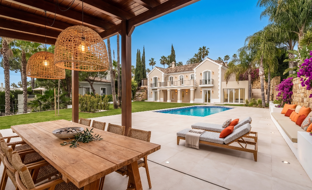 Moderne andalusische Villa, erhöht, mit minimalistischem Boho-Stil und malerischer Aussicht