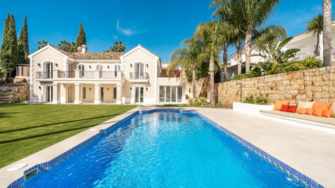 Moderne andalusische Villa, erhöht, mit minimalistischem Boho-Stil und malerischer Aussicht