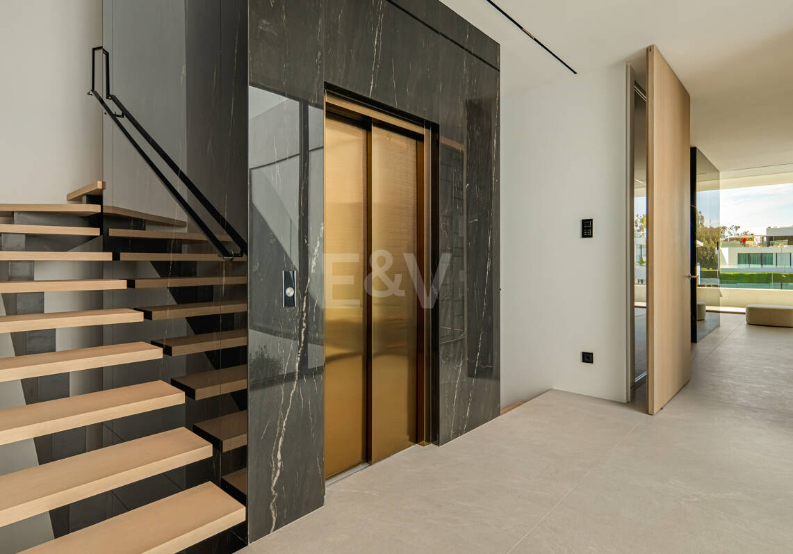 Außergewöhnliche Stilvolle Villa in einer Geschlossenen Wohnanlage in Bester Lage