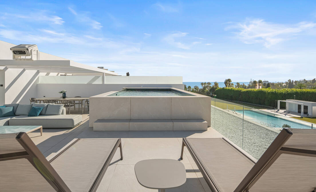 Atemberaubende moderne Luxusvilla mit privatem Dachpool