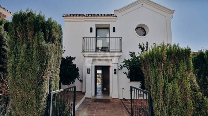 Elegante casa con fantásticas vistas al mar en Marbella Hill Club