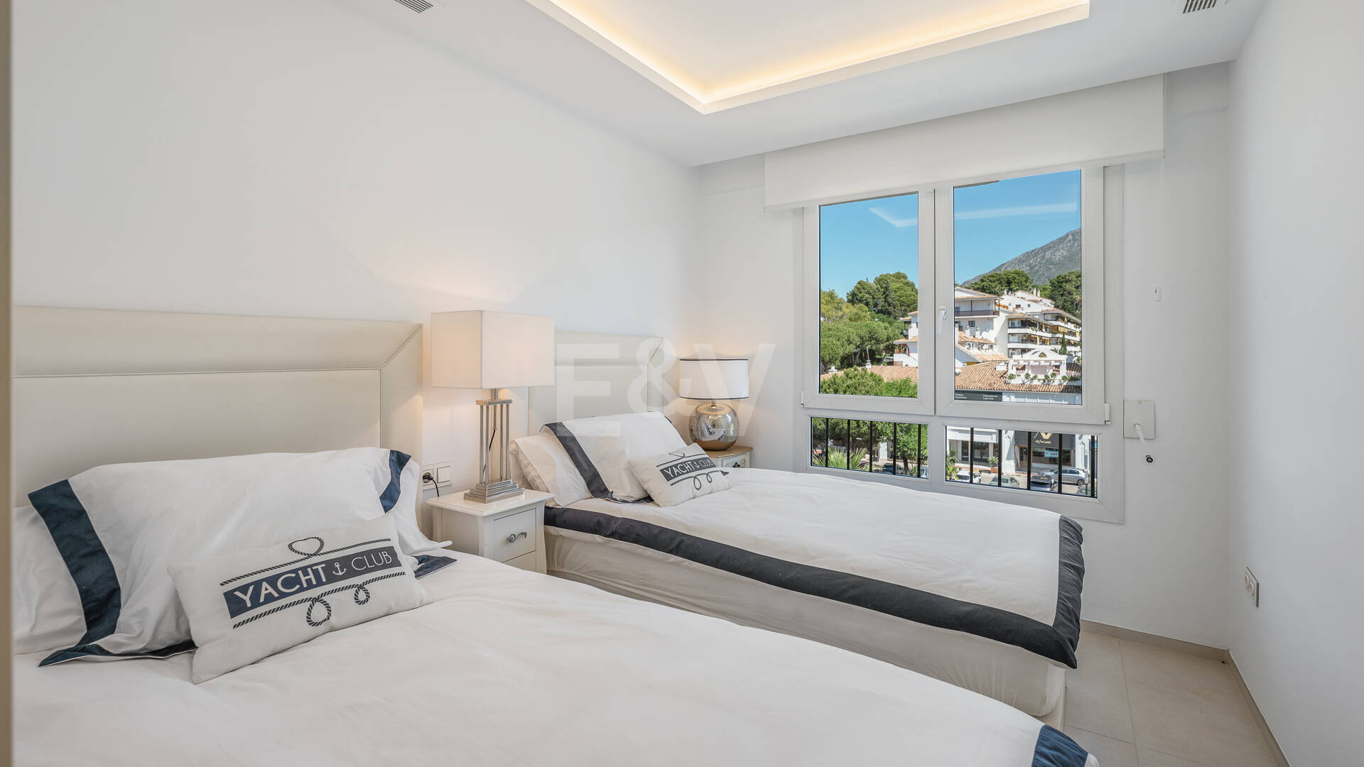 Ático exclusivo frente al mar en Las Cañas Beach, Milla de Oro de Marbella