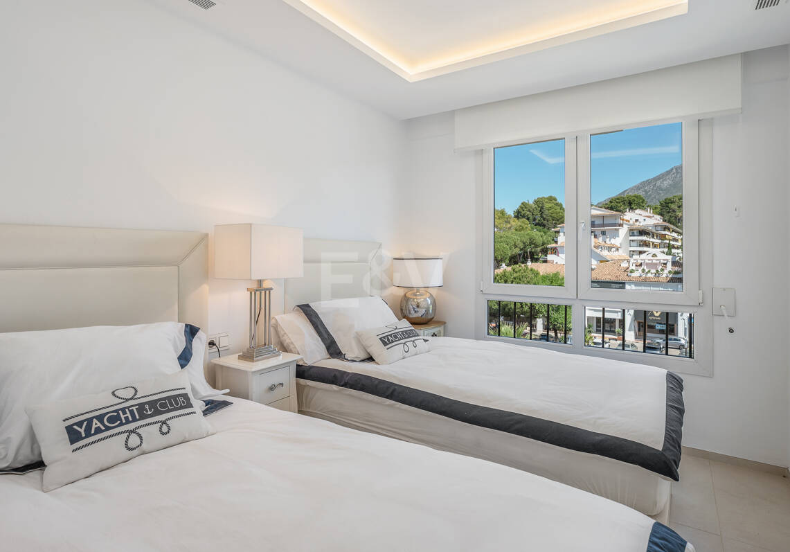 Exklusives Penthouse direkt am Strand in Las Cañas Beach an der Goldenen Meile von Marbella