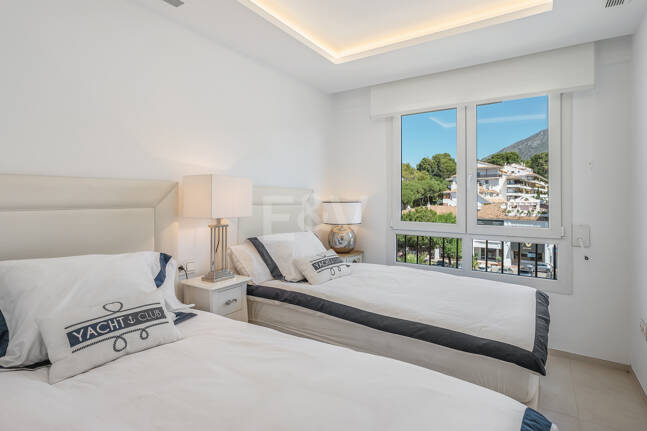Ático exclusivo frente al mar en Las Cañas Beach, Milla de Oro de Marbella
