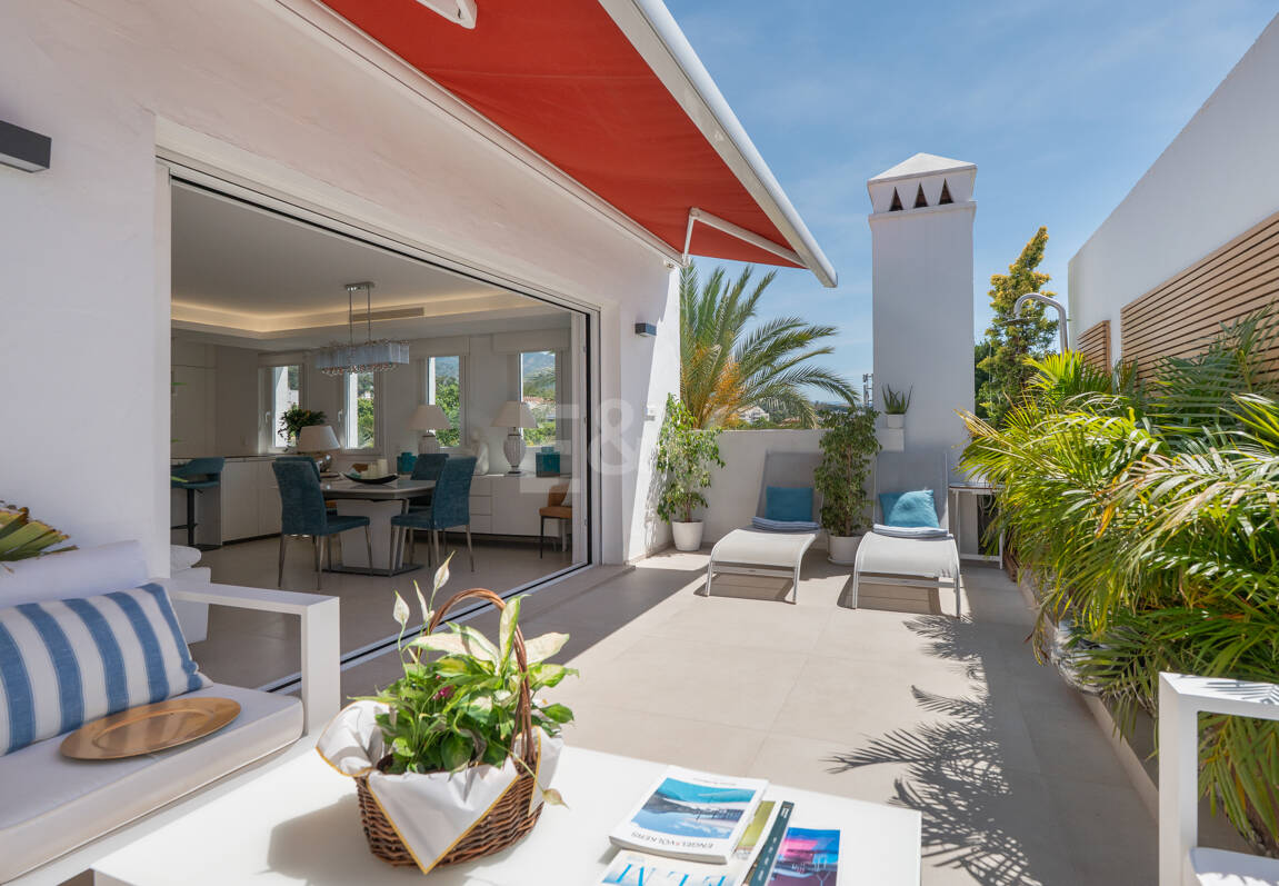 Ático exclusivo frente al mar en Las Cañas Beach, Milla de Oro de Marbella