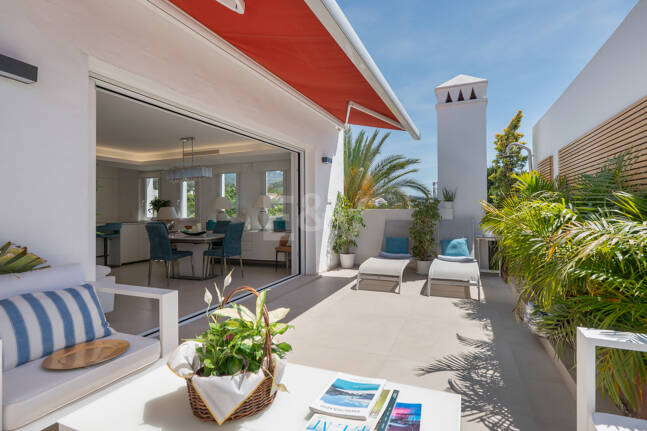 Ático exclusivo frente al mar en Las Cañas Beach, Milla de Oro de Marbella