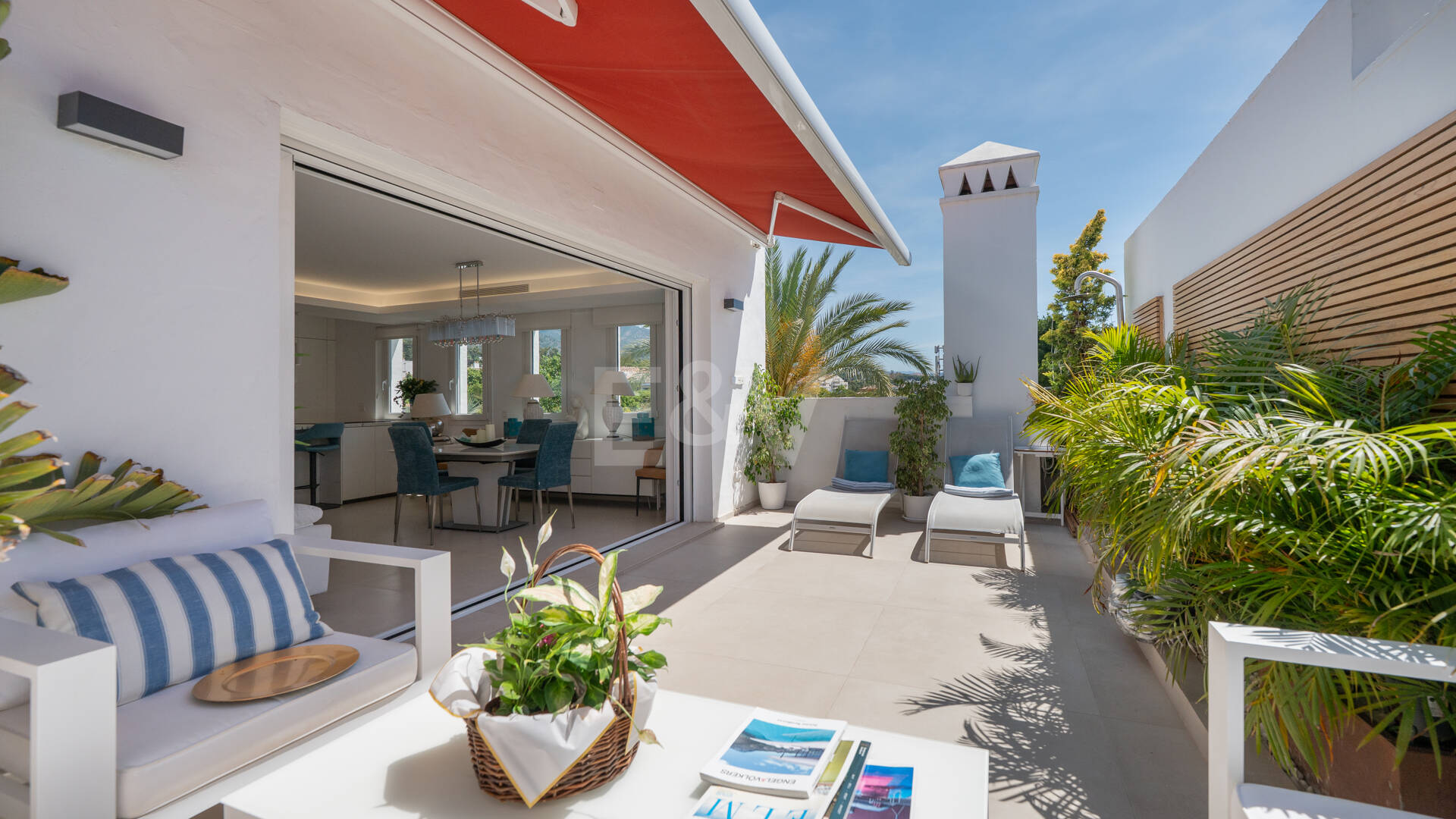 Ático exclusivo frente al mar en Las Cañas Beach, Milla de Oro de Marbella
