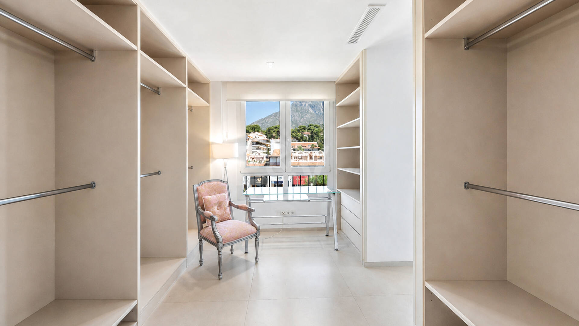 Ático exclusivo frente al mar en Las Cañas Beach, Milla de Oro de Marbella