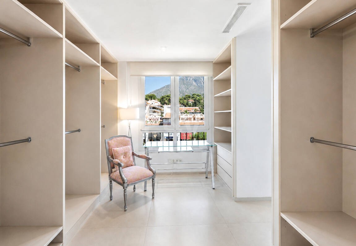 Ático exclusivo frente al mar en Las Cañas Beach, Milla de Oro de Marbella