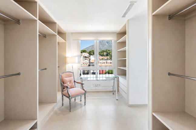 Ático exclusivo frente al mar en Las Cañas Beach, Milla de Oro de Marbella
