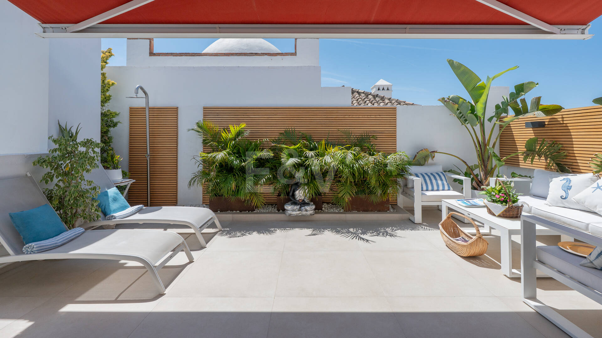 Ático exclusivo frente al mar en Las Cañas Beach, Milla de Oro de Marbella