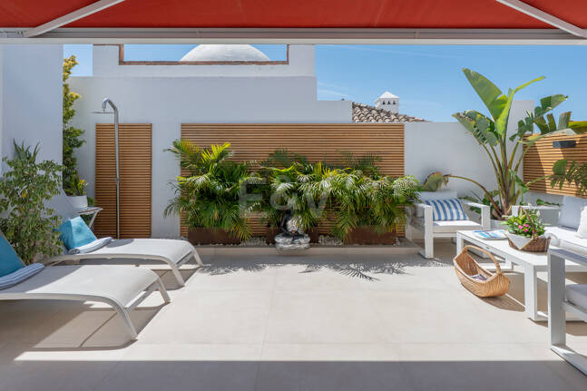 Ático exclusivo frente al mar en Las Cañas Beach, Milla de Oro de Marbella