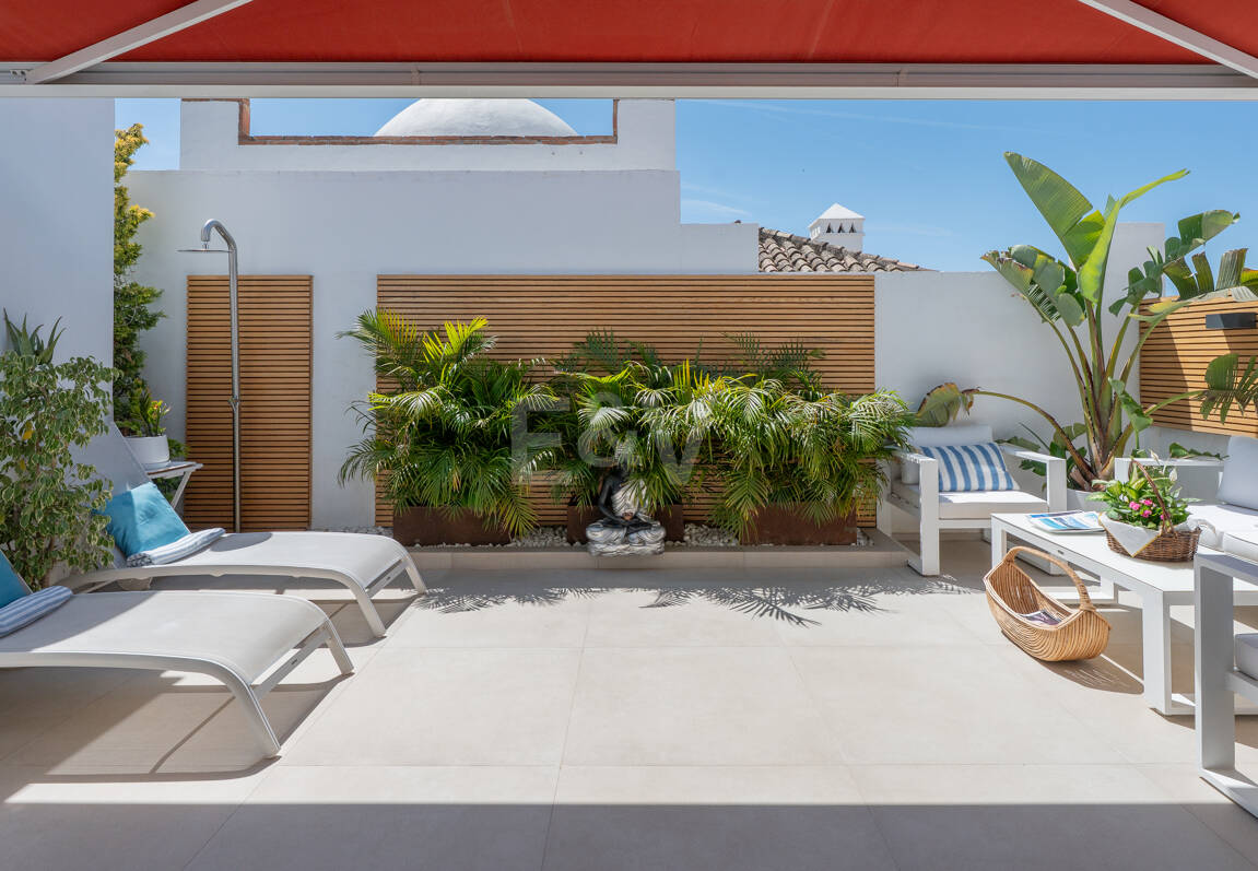 Ático exclusivo frente al mar en Las Cañas Beach, Milla de Oro de Marbella