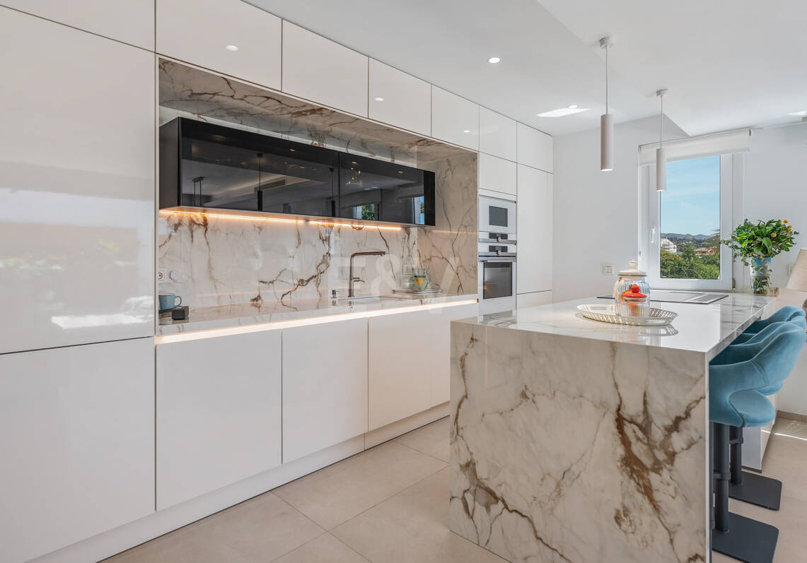 Exklusives Penthouse direkt am Strand in Las Cañas Beach an der Goldenen Meile von Marbella