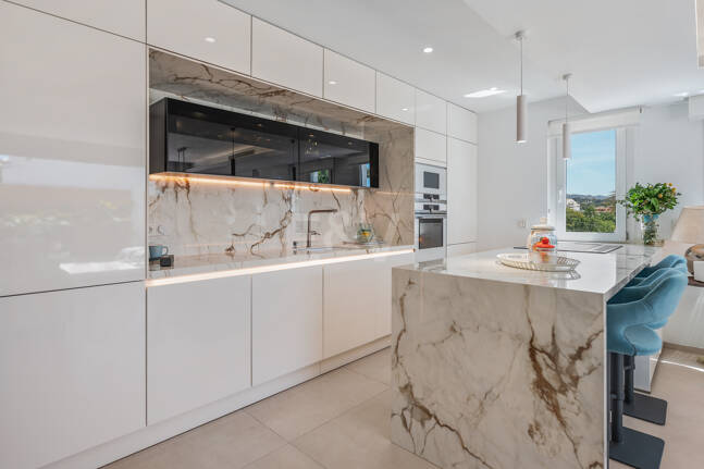 Ático exclusivo frente al mar en Las Cañas Beach, Milla de Oro de Marbella