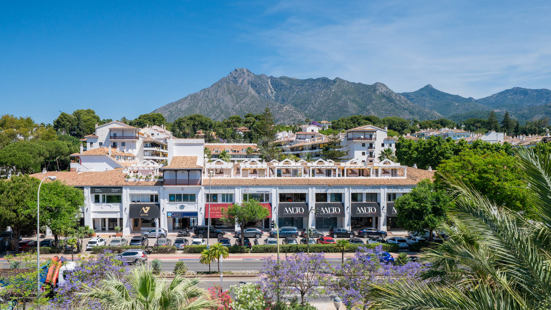 Ático exclusivo frente al mar en Las Cañas Beach, Milla de Oro de Marbella