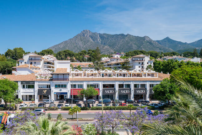 Ático exclusivo frente al mar en Las Cañas Beach, Milla de Oro de Marbella