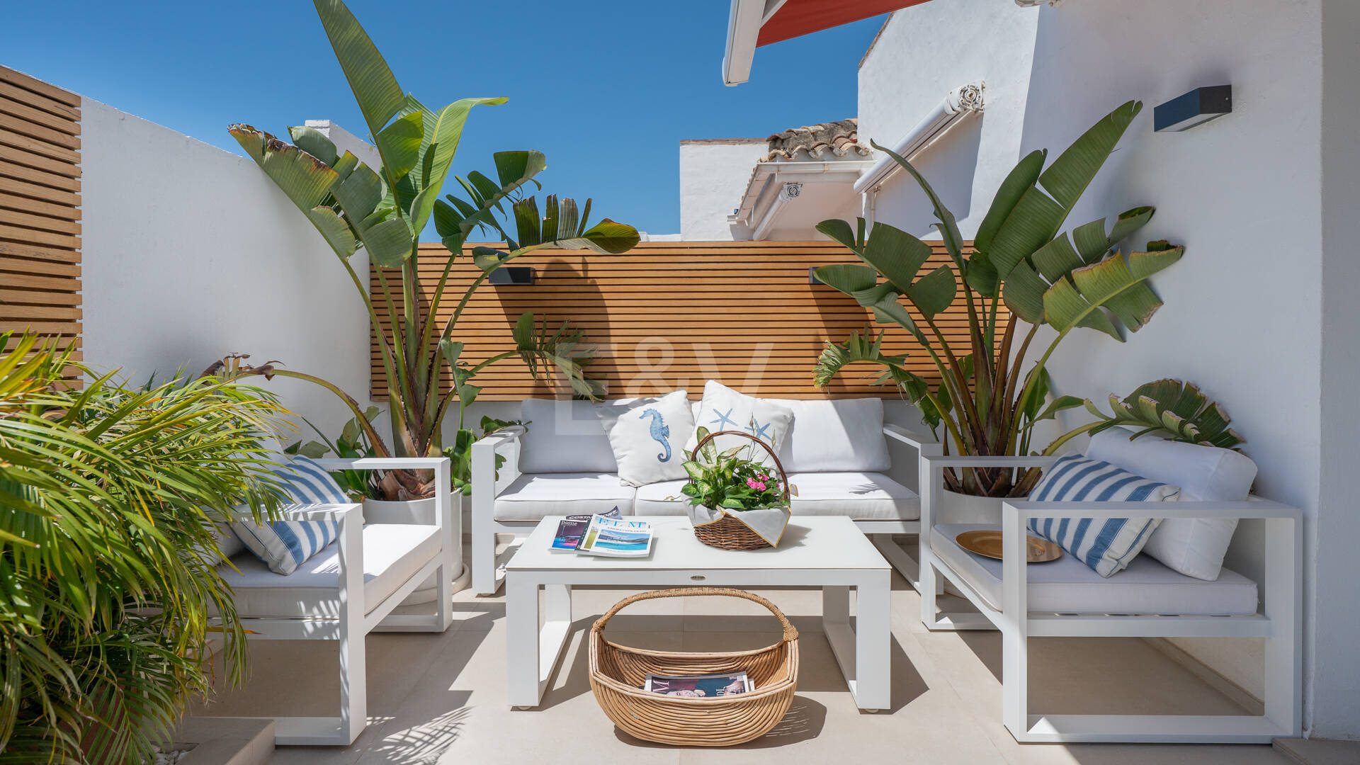 Ático exclusivo frente al mar en Las Cañas Beach, Milla de Oro de Marbella